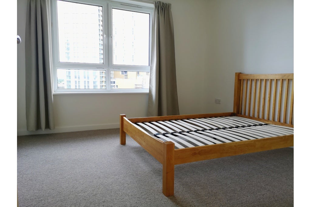 Flat Victoria Square in Woking
