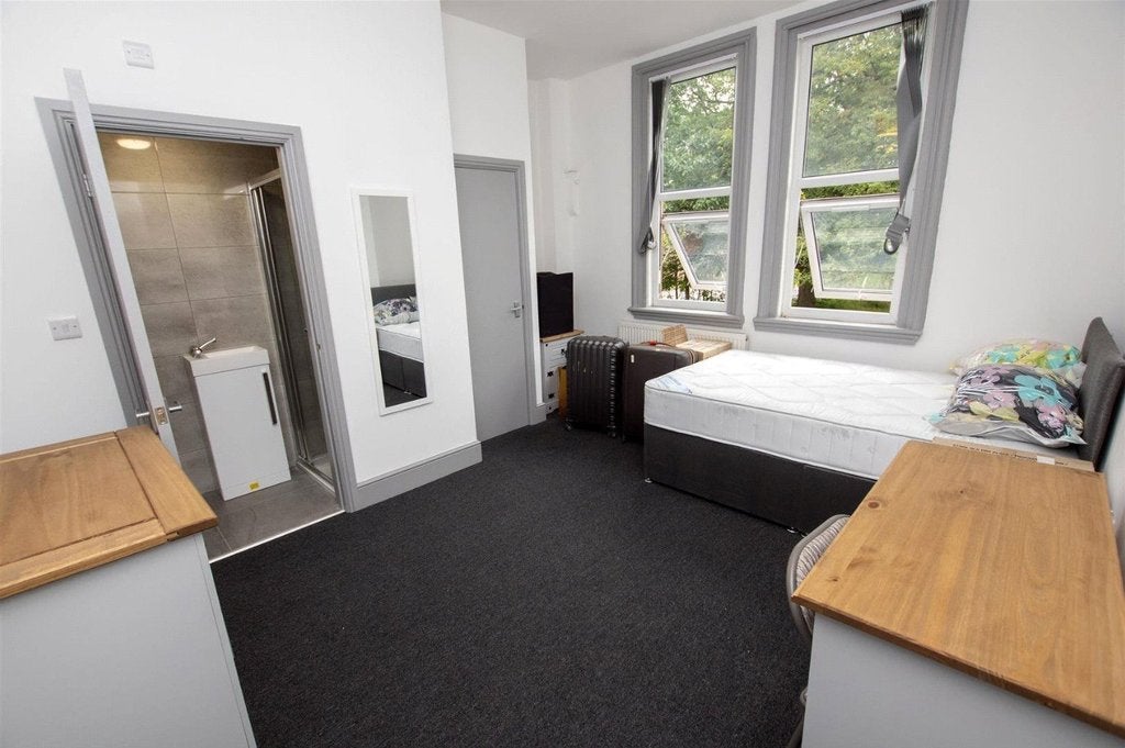 Room Oakfield Road in Birmingham