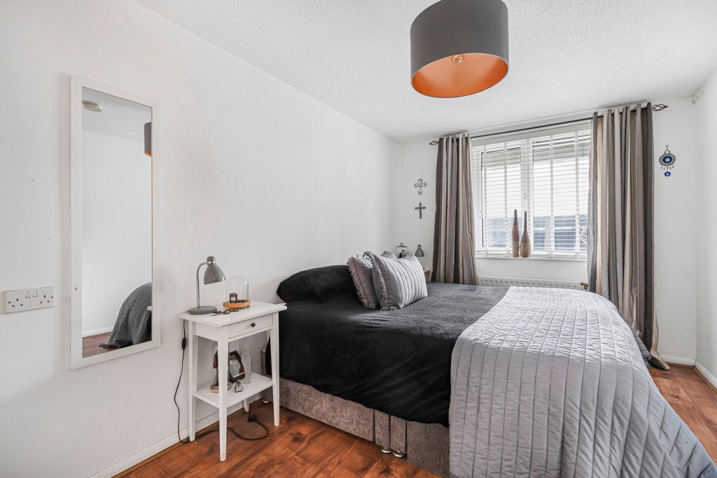 Flat Perseverance Place in Greater London