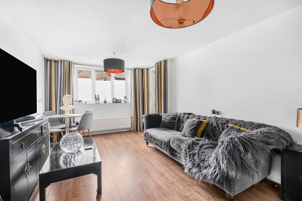 Flat Perseverance Place in Greater London