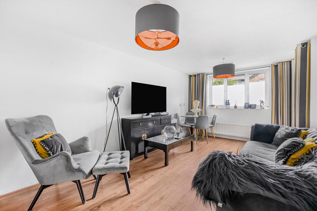 Flat Perseverance Place in Greater London