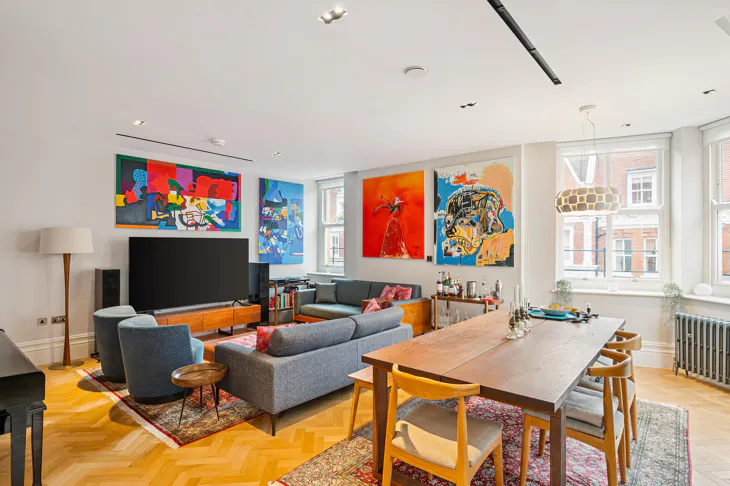 Flat Kensington Court in Greater London
