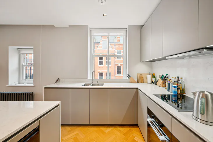 Flat Kensington Court in Greater London