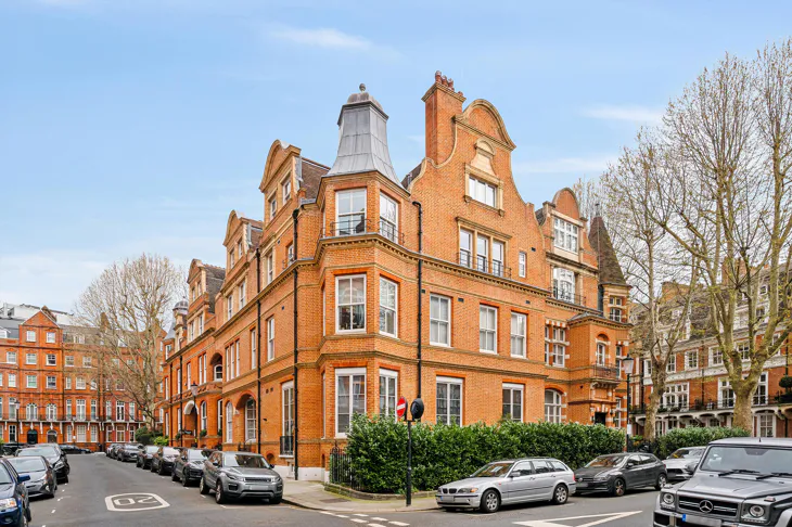 Flat Kensington Court in Greater London