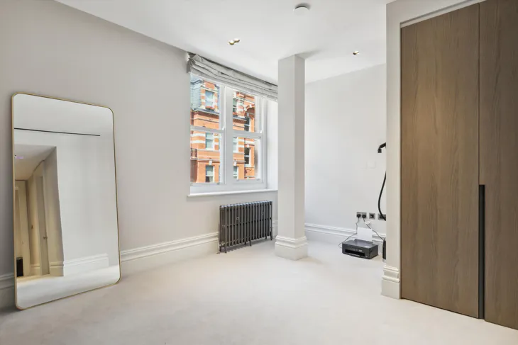 Flat Kensington Court in Greater London