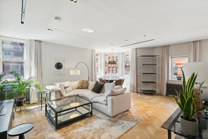 Flat Kensington Court in Greater London