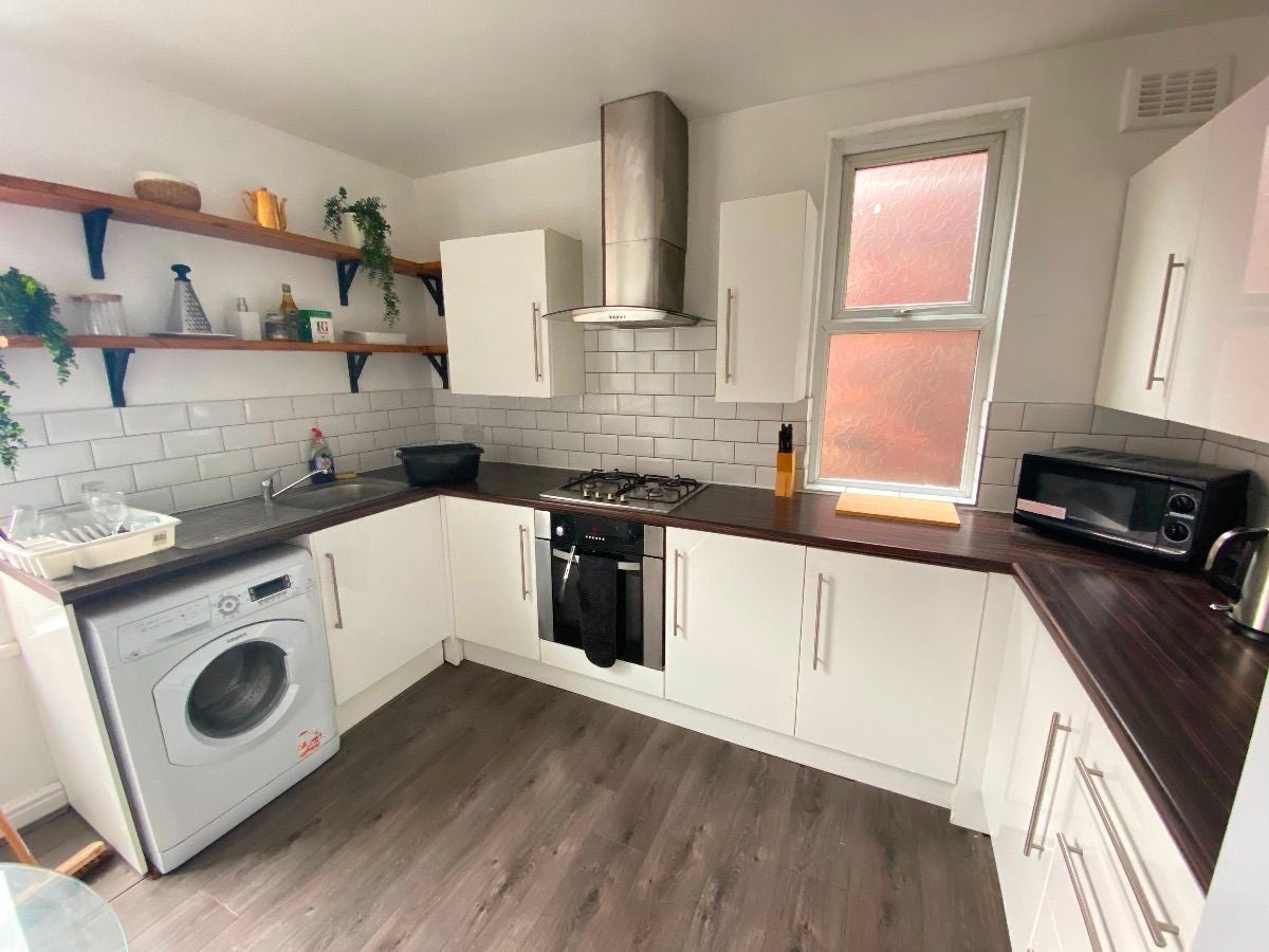Room Lucan Road in Liverpool