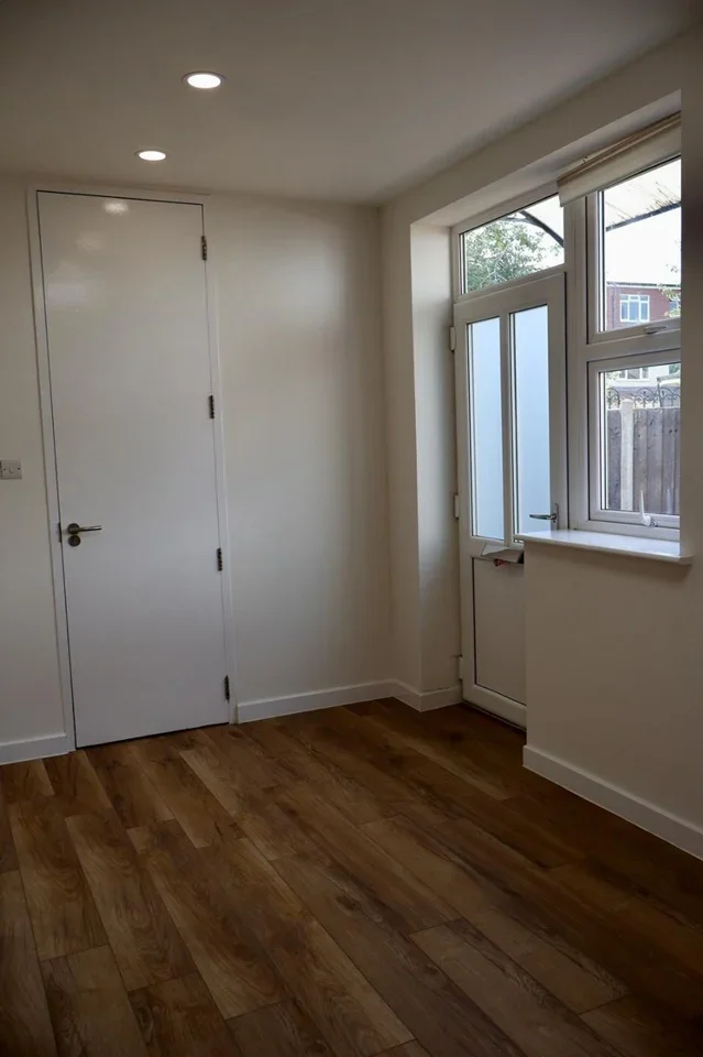 Flat St James Road in Greater London