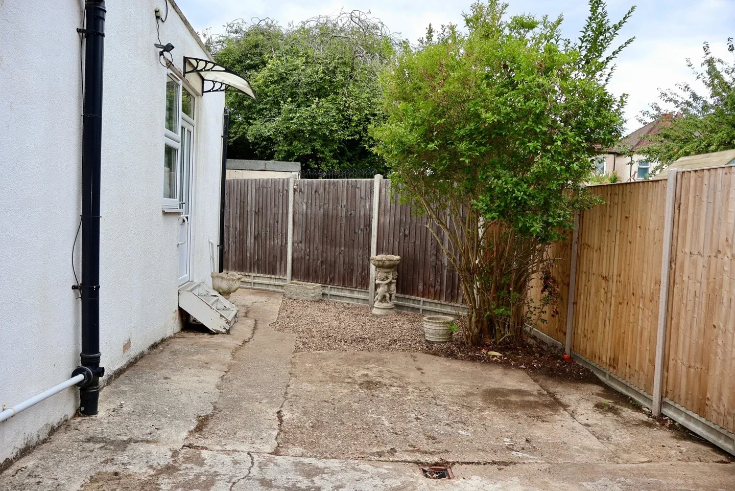 Flat St James Road in Greater London