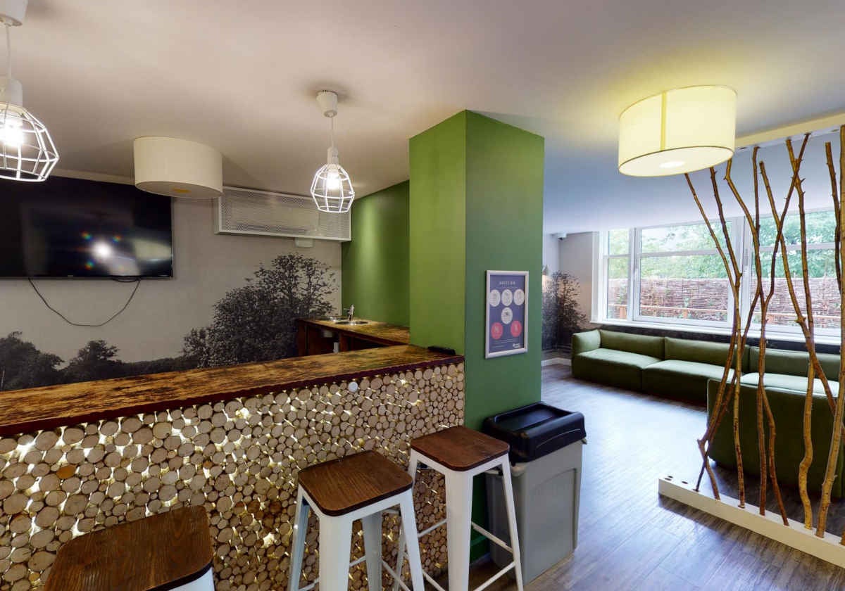 Room Station Road in Greater London