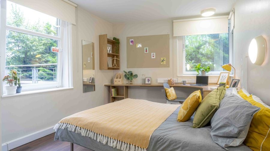 Room Station Road in Greater London