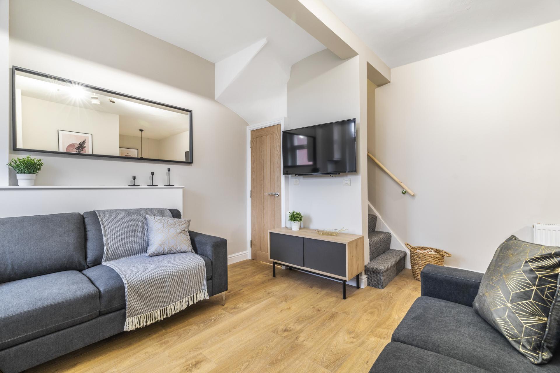 Room Knowle Grove in Leeds