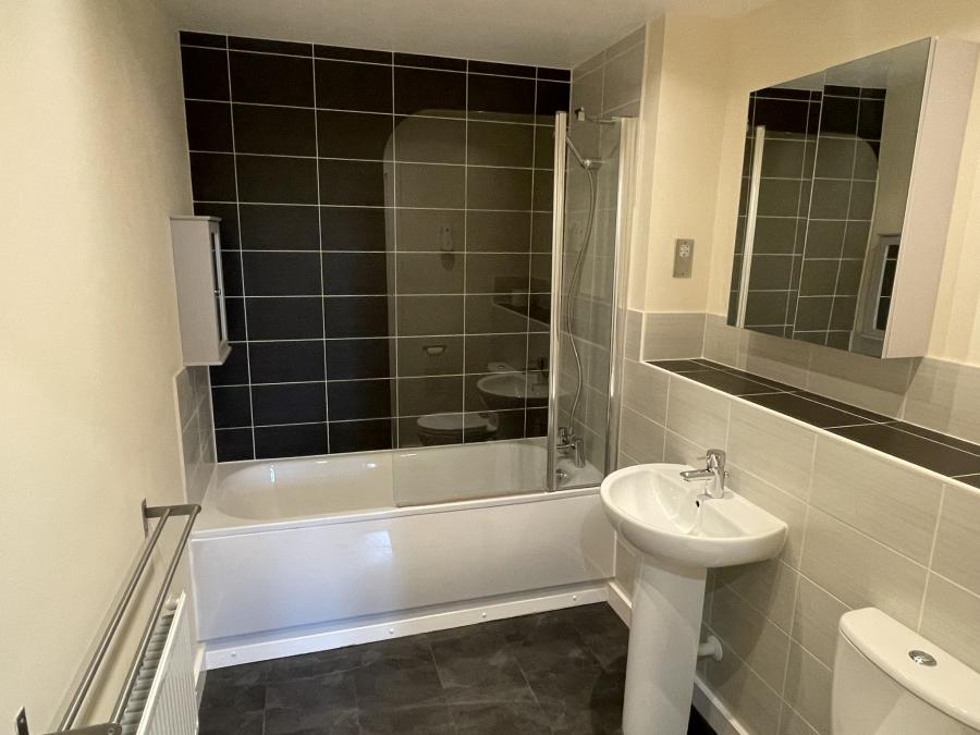 Flat Aston Court in Woolston