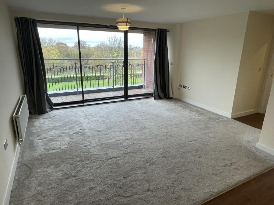 Flat Aston Court in Woolston