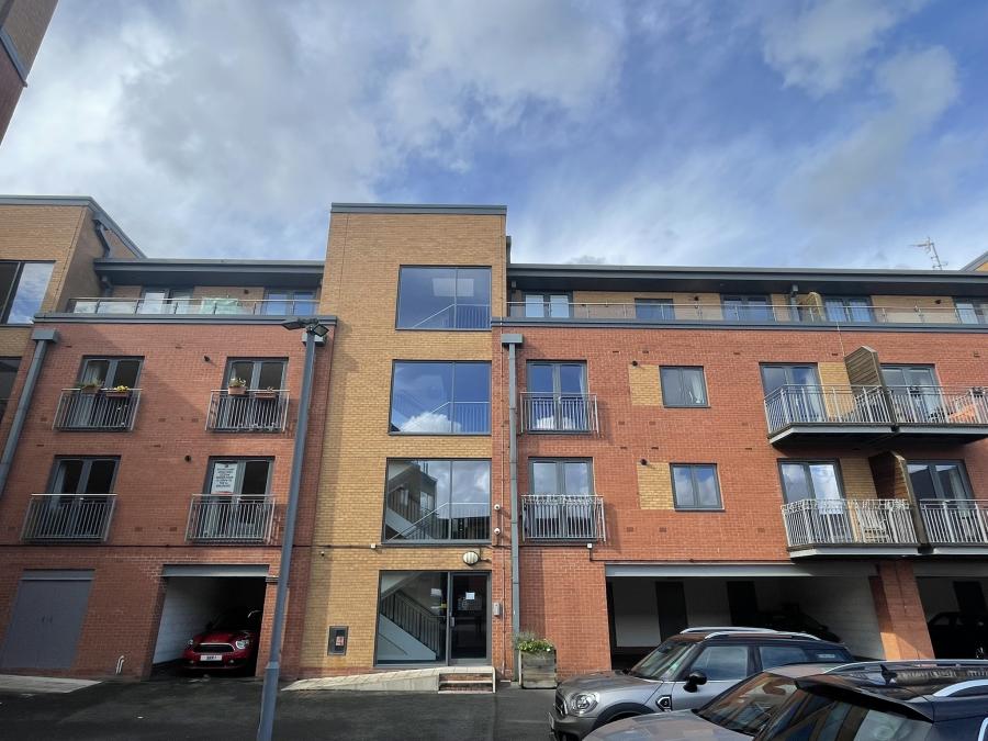 Flat Aston Court in Woolston