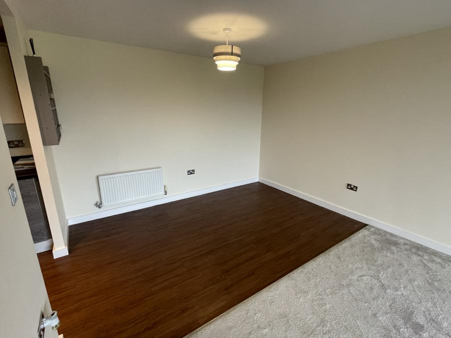 Flat Aston Court in Woolston