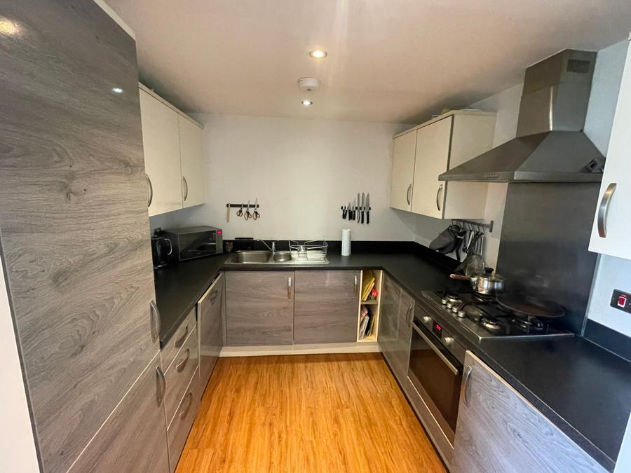 Flat Aston Court in Woolston