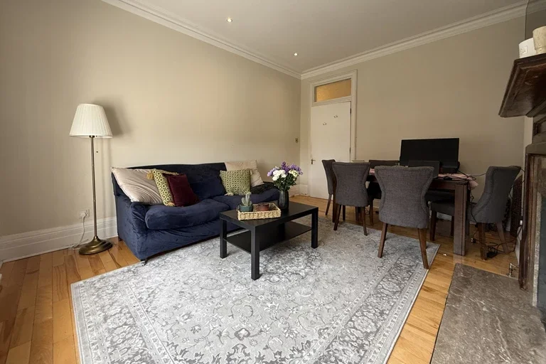 Flat Hammersmith Road in Greater London