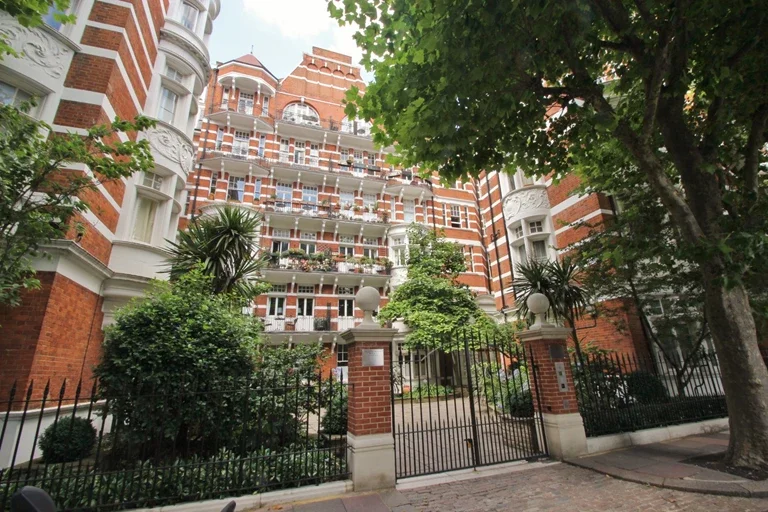 Flat Hammersmith Road in Greater London