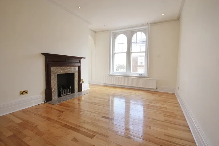 Flat Hammersmith Road in Greater London