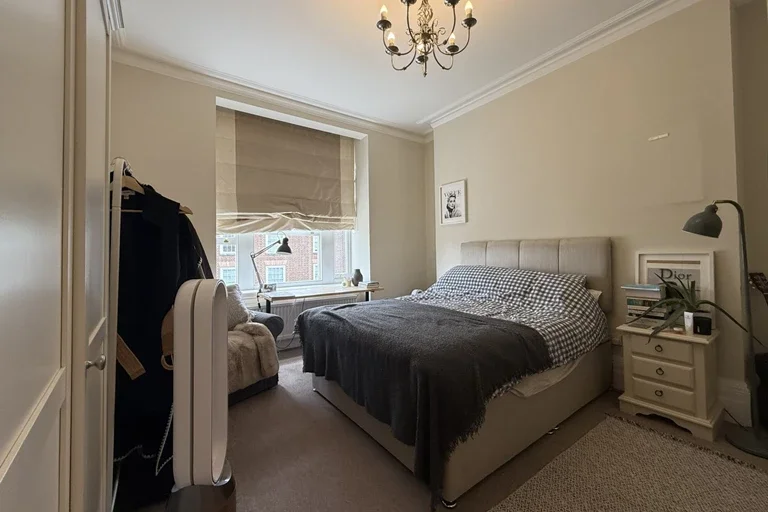 Flat Hammersmith Road in Greater London