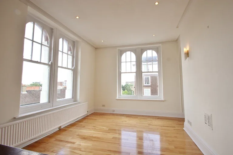 Flat Hammersmith Road in Greater London