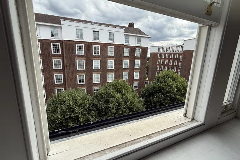 Flat Hammersmith Road in Greater London