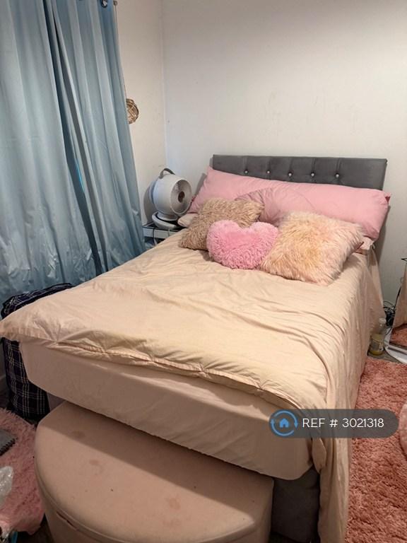Room Paprika Close in Manchester