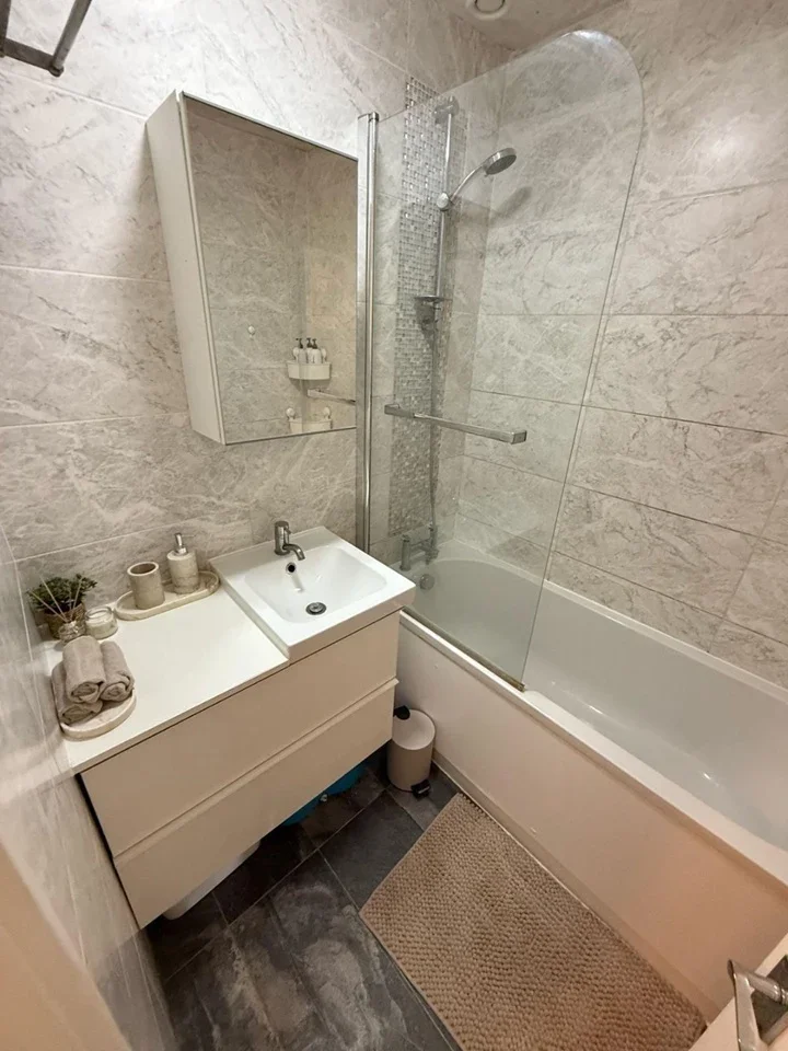 Flat Wynford Road in Greater London