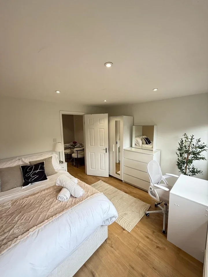 Flat Wynford Road in Greater London
