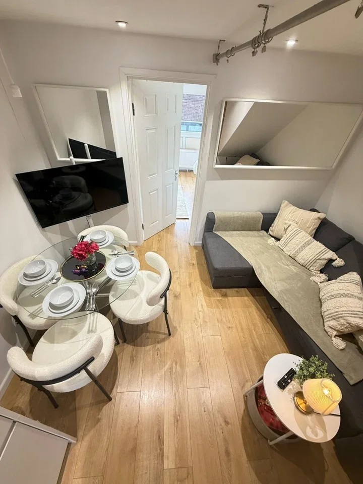 Flat Wynford Road in Greater London