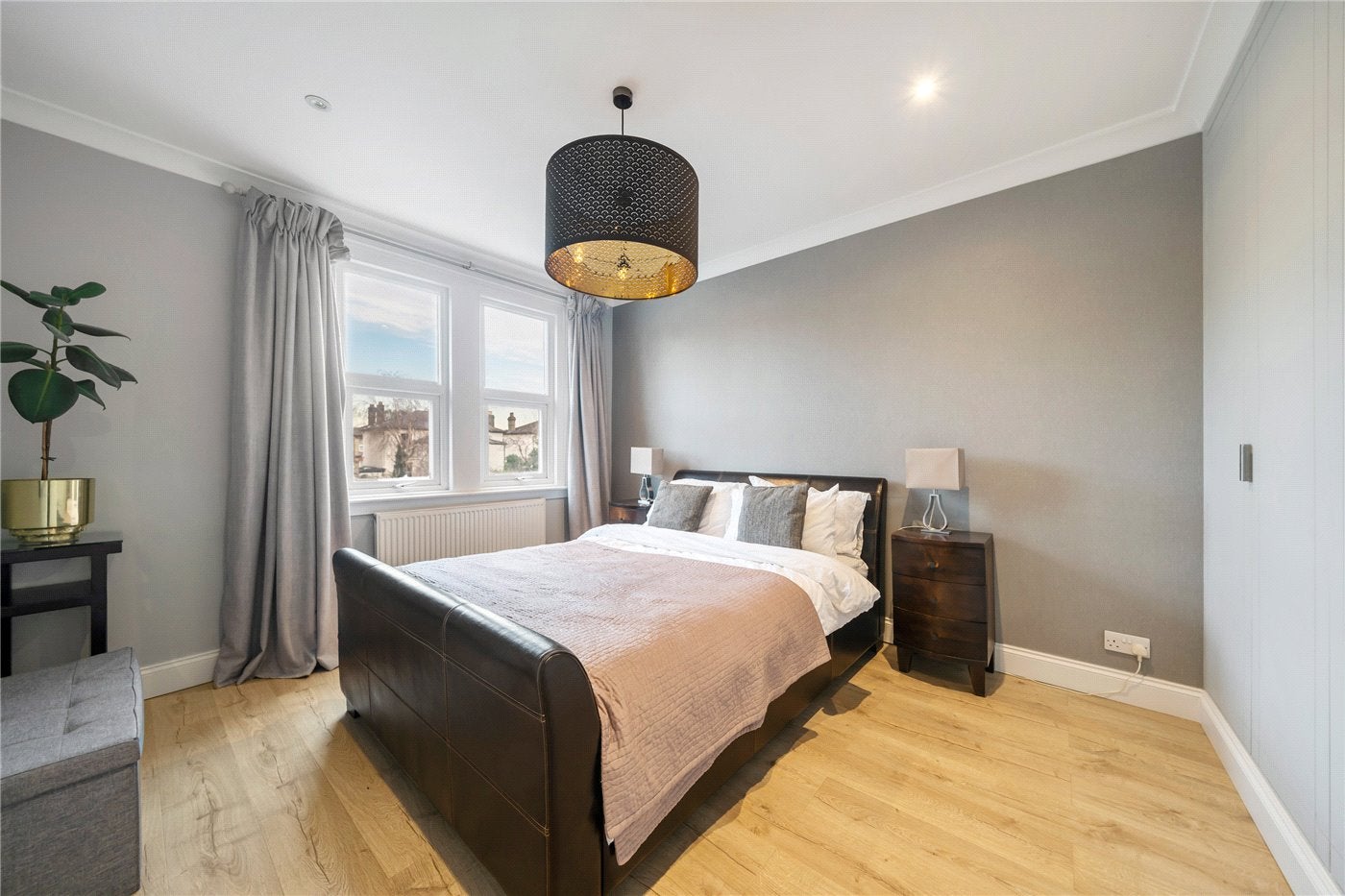 Flat Clive Road in Greater London