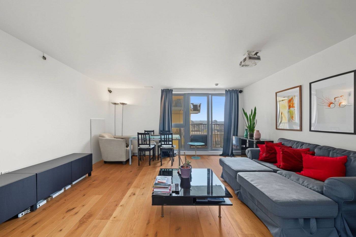 Flat Eden Grove in Greater London