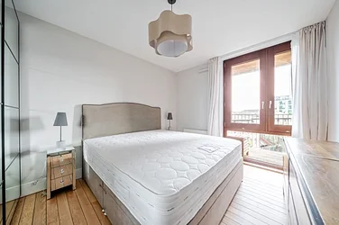 Flat Borrodaile Road in Greater London