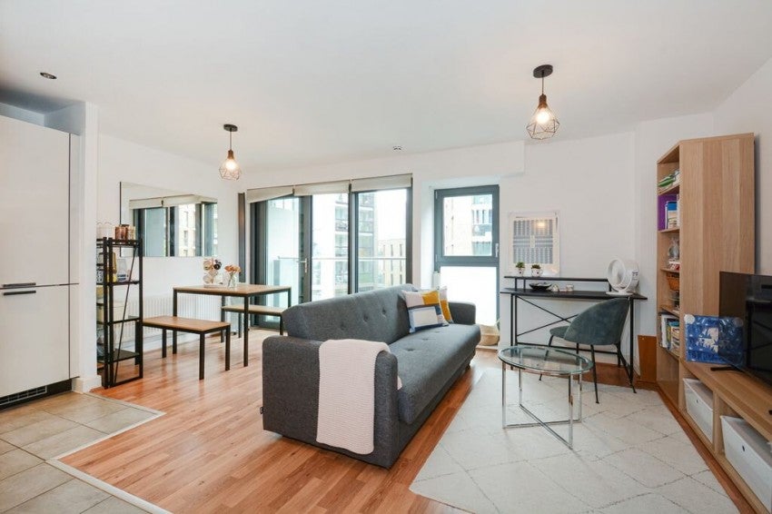Flat Surrey Quays Road in Greater London