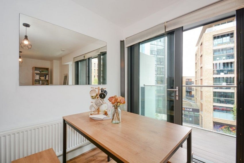 Flat Surrey Quays Road in Greater London