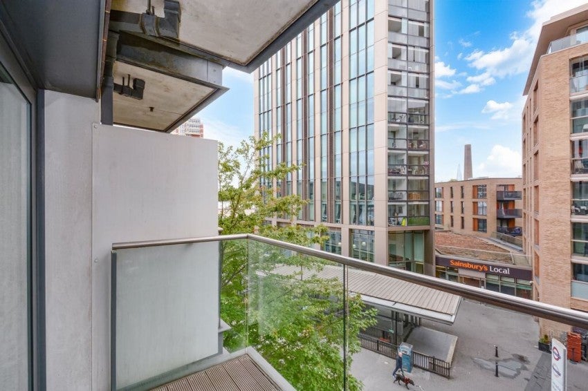 Flat Surrey Quays Road in Greater London