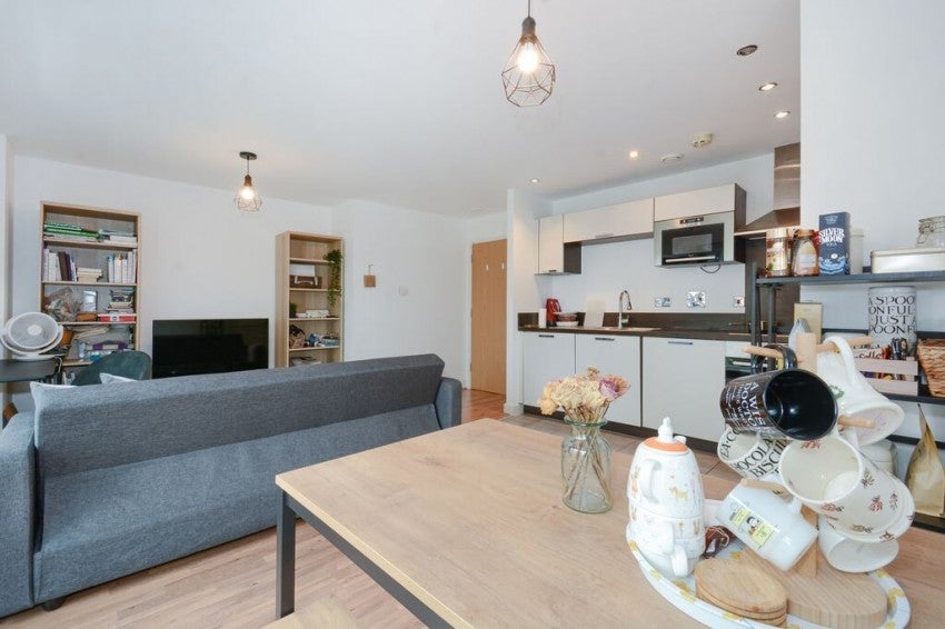 Flat Surrey Quays Road in Greater London