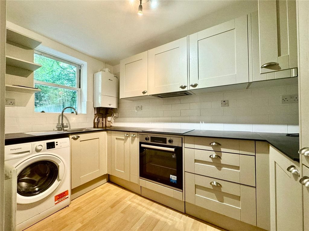Flat Minford Gardens in Greater London
