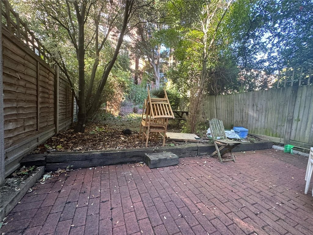 Flat Minford Gardens in Greater London