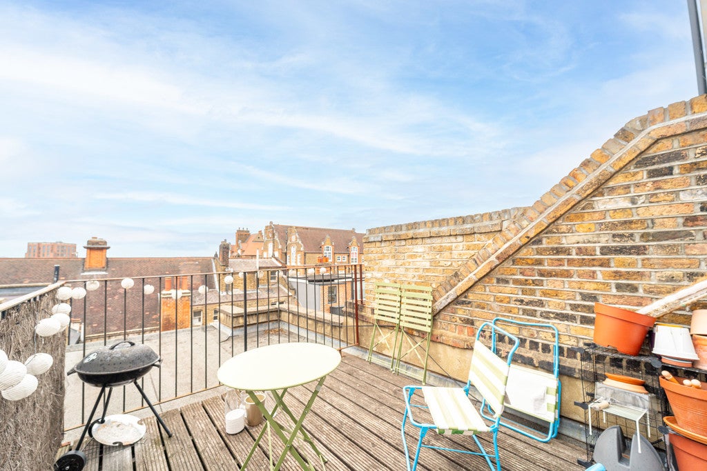 Flat Dornfell Street in Greater London