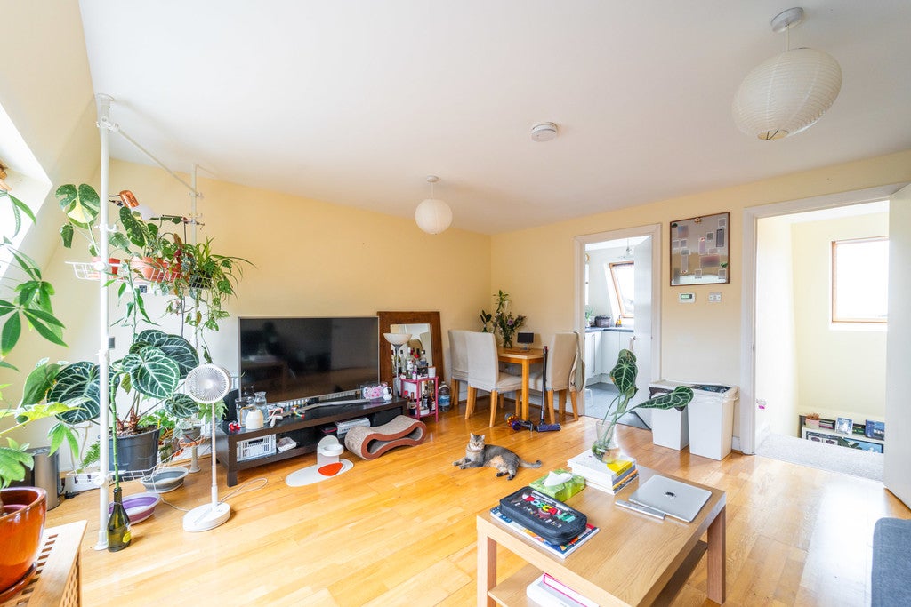 Flat Dornfell Street in Greater London