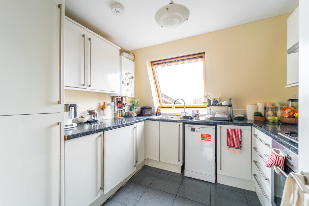 Flat Dornfell Street in Greater London