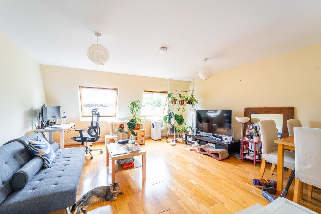 Flat Dornfell Street in Greater London