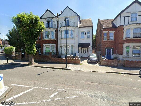 Flat Dean Road in Greater London