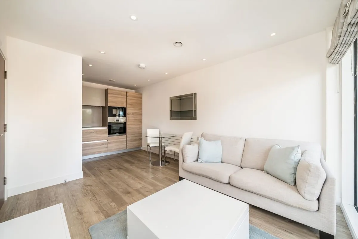 Flat Tooting High Street in Greater London