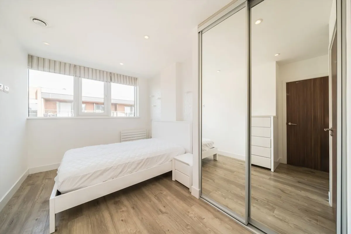 Flat Tooting High Street in Greater London