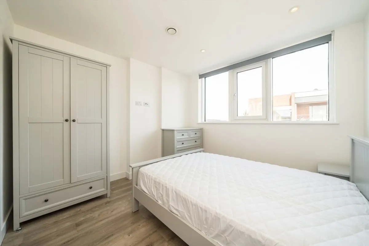 Flat Tooting High Street in Greater London