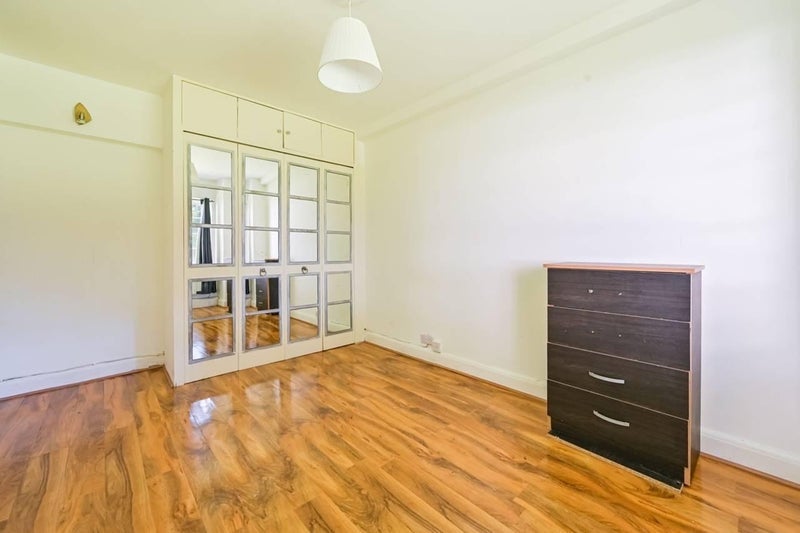 Flat Hornsey Lane in Greater London
