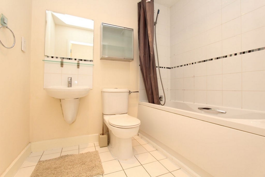Room Globe Road in Greater London